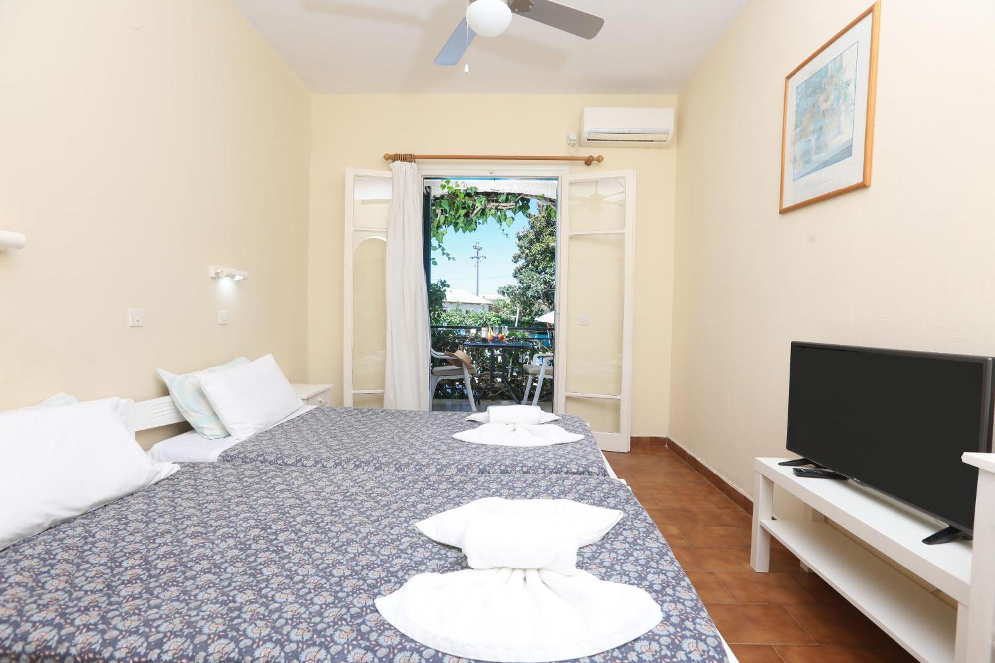 The Mayflower Studios & Apartments Moraḯtika Esterno foto